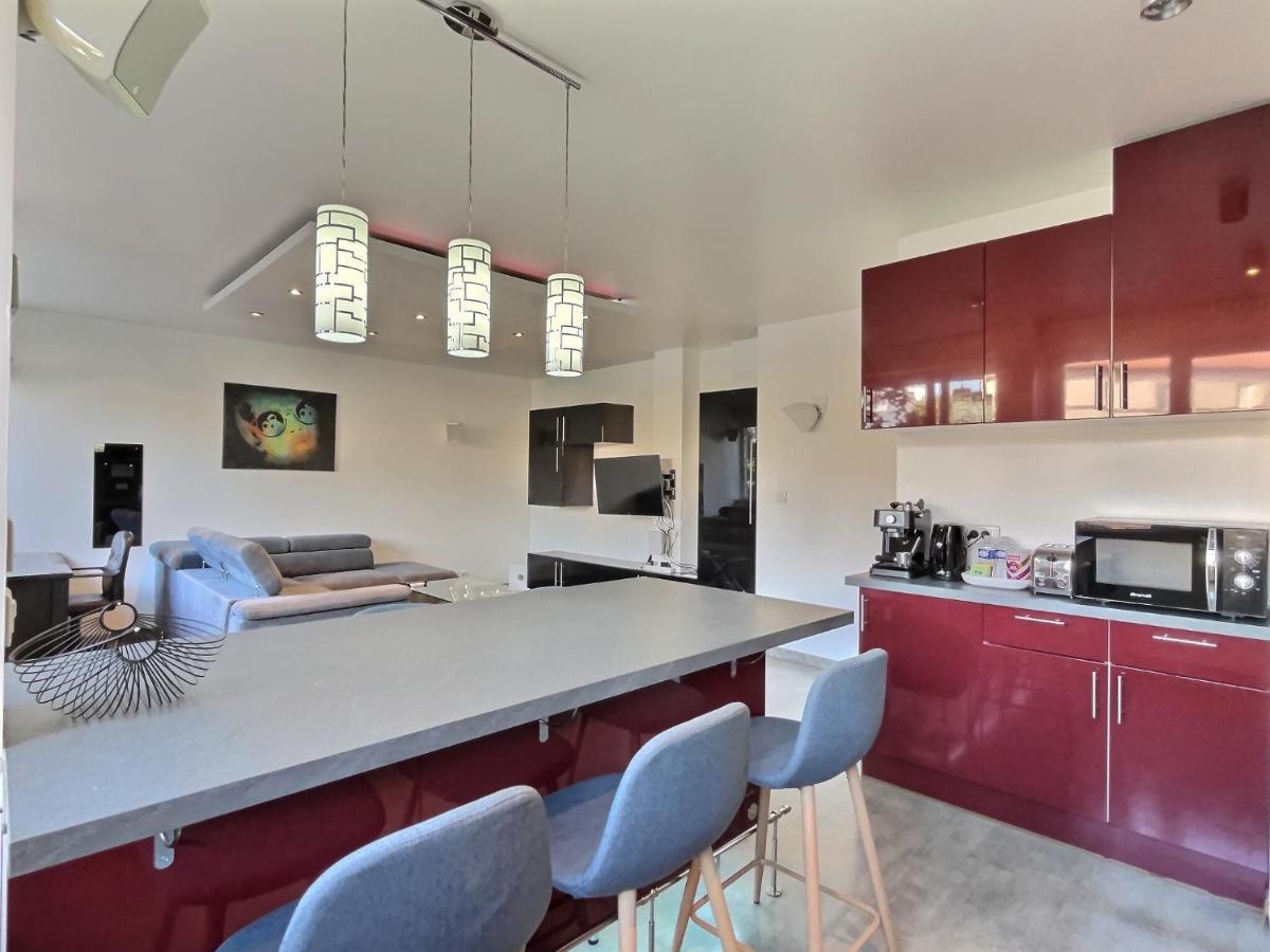 "Magic Red" De Miss.K Conciergerie Apartment Macon Bagian luar foto