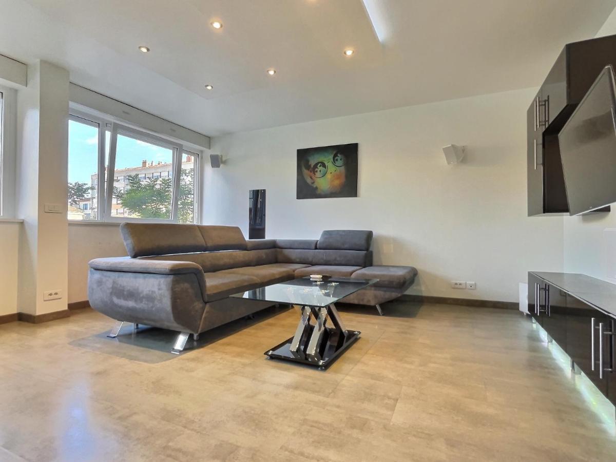 "Magic Red" De Miss.K Conciergerie Apartment Macon Bagian luar foto